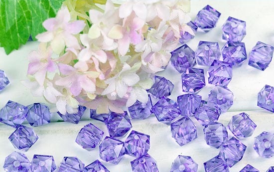 5月21日，純手工活代加工，正規(guī)純手工活外發(fā)，大家為什么都說(shuō)手工之家的珠繡串珠外發(fā)手工活好學(xué)好做？圖為珠繡立體串珠手工多色繡珠剪影 