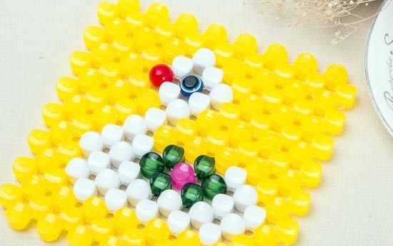 5月22日，找附近手工活拿回家做，手工外發(fā)加工網(wǎng)，想做珠繡串珠手工掙錢，該怎么與手工之家合作？圖為勵(lì)志珠珠繡串珠手工產(chǎn)品剪影