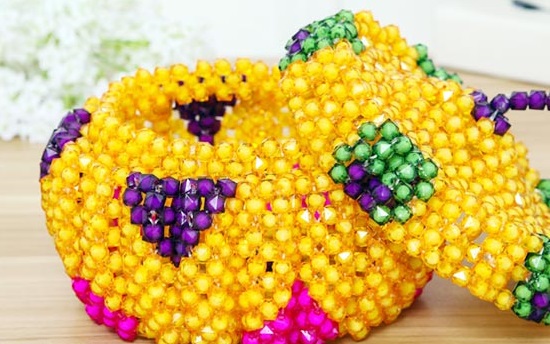 5月23日，手工活拿回家做，在家做手工兼職，手工之家的手工產(chǎn)品驗(yàn)收，標(biāo)準(zhǔn)寫(xiě)的真清楚，圖為勵(lì)志珠珠繡串珠手工產(chǎn)品剪影 
