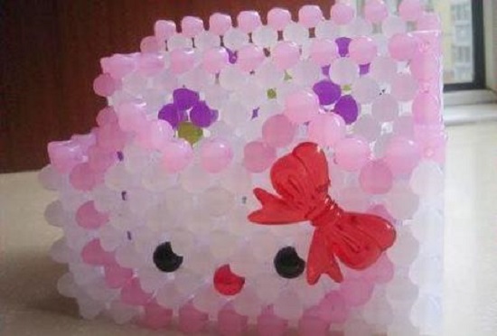6月2日，在家做的手工活正規(guī)平臺(tái)，帶回家做手工活，手工之家在材料提供上也人性化，圖為勵(lì)志珠珠繡串珠手工產(chǎn)品剪影