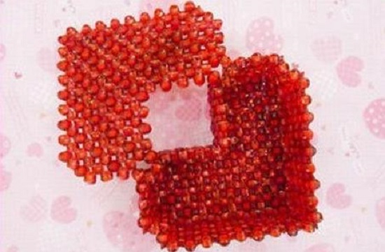 6月2日，在家做的手工活正規(guī)平臺(tái)，帶回家做手工活，手工之家在材料提供上也人性化，圖為勵(lì)志珠珠繡串珠手工產(chǎn)品剪影