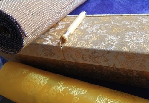 6月12日，拿回家做的手工活大批，可靠的手工活外發(fā)，不管什么合作方式，在手工之家都沒有后顧之憂，圖為勵志珠珠繡手工成品外包裝剪影