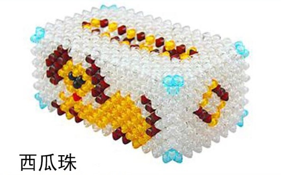 兼顧得好，忙于做珠繡串珠手工活也不耽誤干農(nóng)活(圖1)