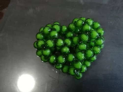 7月20日，在家做的手工活正規(guī)平臺(tái)，手工活外發(fā)加工正規(guī)的廠家，每一次成品銷(xiāo)售手工之家都是全力的，圖為勵(lì)志珠珠繡串珠手工產(chǎn)品剪影 