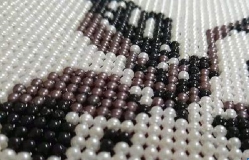 7月24日，純手工活外發(fā)加工，帶回家做的手工活，銷售的力量就是手工之家企業(yè)生存發(fā)展的源頭，圖為勵(lì)志珠珠繡串珠手工產(chǎn)品剪影