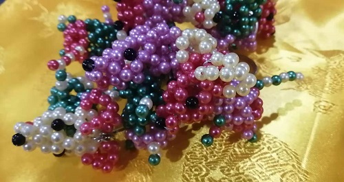7月29日，正規(guī)純手工活外發(fā)，手工活外發(fā)加工，合作共贏成就手工之家與加工人員的良好關(guān)系，圖為勵志珠珠繡串珠手工產(chǎn)品剪影