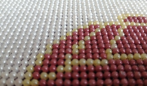 8月3日，純手工活代加工，農(nóng)村手工活加工項(xiàng)目，做手工之家的外發(fā)手工活是一件幸福的事，圖為勵志珠珠繡串珠手工產(chǎn)品剪影