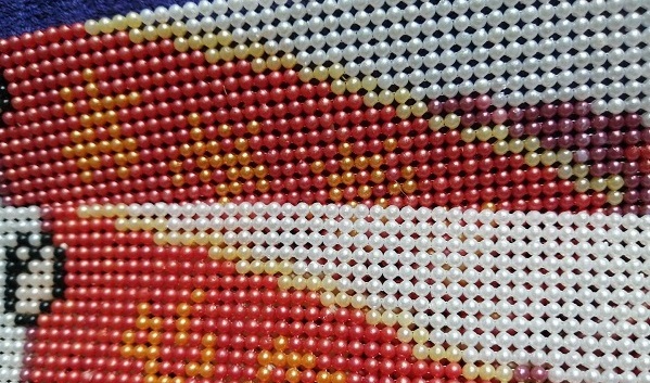 8月3日，純手工活代加工，農(nóng)村手工活加工項(xiàng)目，做手工之家的外發(fā)手工活是一件幸福的事，圖為勵志珠珠繡串珠手工產(chǎn)品剪影