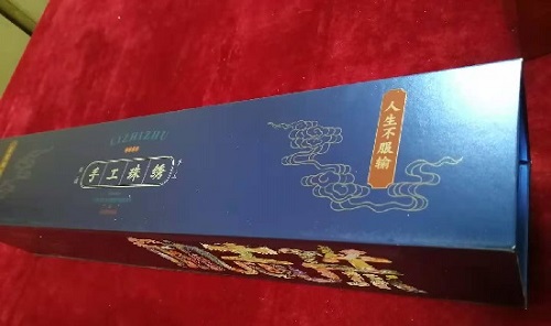 8月14日，拿回家做的手工活，手工兼職招聘帶回家做，努力了才會有收獲，手工之家與加工人員一直都在進(jìn)步和成長，圖為勵志珠珠繡手工產(chǎn)品一款外包裝剪影