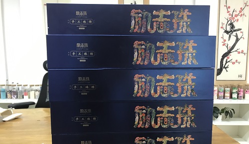 8月14日，拿回家做的手工活，手工兼職招聘帶回家做，努力了才會有收獲，手工之家與加工人員一直都在進(jìn)步和成長，圖為勵志珠珠繡手工產(chǎn)品一款外包裝剪影