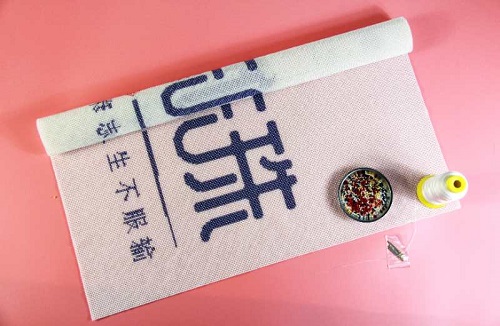 8月16日，農(nóng)村手工活加工項(xiàng)目，在家做手工，注意了這些事，做手工活掙錢(qián)就會(huì)選對(duì)手工企業(yè)，圖為手工之家的勵(lì)志珠珠繡手工產(chǎn)品細(xì)節(jié)剪影