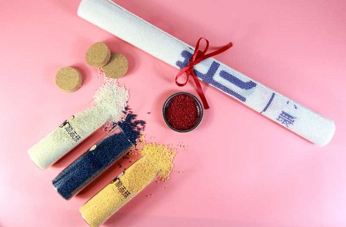 8月16日，農(nóng)村手工活加工項(xiàng)目，在家做手工，注意了這些事，做手工活掙錢(qián)就會(huì)選對(duì)手工企業(yè)，圖為手工之家的勵(lì)志珠珠繡手工產(chǎn)品細(xì)節(jié)剪影