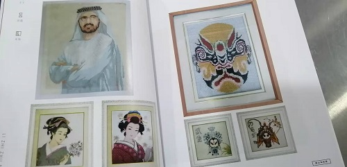 8月17日，純手工活外發(fā)加工，在家做手工活，善于總結(jié)、善于學(xué)習(xí)、善于創(chuàng)新，手工之家與加工人員攜手前行，圖為勵(lì)志珠珠繡手工產(chǎn)品手冊剪影