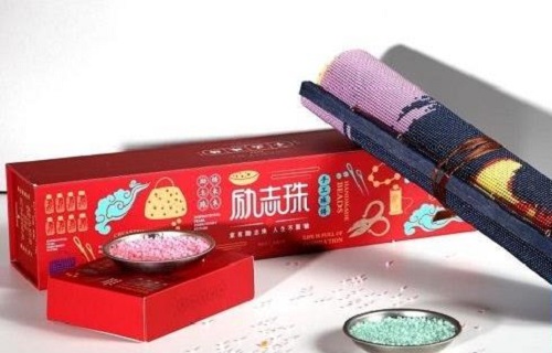 8月28日，在家兼職手工活加工，手工活外發(fā)加工正規(guī)的廠家，手工之家的產(chǎn)品體系出發(fā)點是傳統(tǒng)手工傳承和市場需要，圖為勵志珠珠繡手工產(chǎn)品一款外包裝剪影