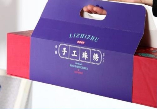 8月28日，在家兼職手工活加工，手工活外發(fā)加工正規(guī)的廠家，手工之家的產(chǎn)品體系出發(fā)點是傳統(tǒng)手工傳承和市場需要，圖為勵志珠珠繡手工產(chǎn)品一款外包裝剪影