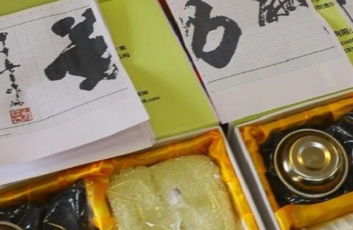 9月10日，手工活外發(fā)加工正規(guī)的廠家，正規(guī)供料的手工活，在手工之家做手工掙錢不擔(dān)心，圖為勵(lì)志珠珠繡串珠手工材料套件剪影