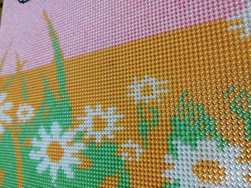 9月18日，正規(guī)純手工活外發(fā)，在家兼職手工活，手工之家的珠繡串珠手工很適合在家加工，圖為勵(lì)志珠珠繡手工產(chǎn)品細(xì)節(jié)剪影