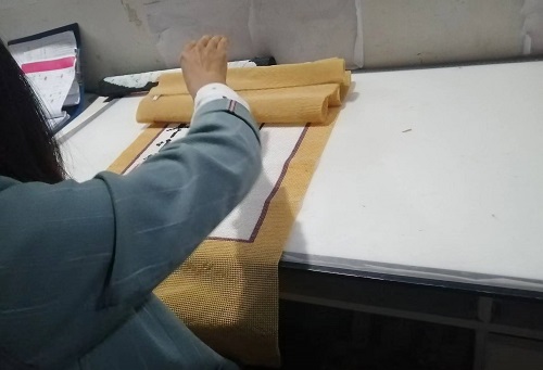 9月25日，可以帶回家做的手工活，在家做手工活掙錢，手工之家是大家居家就業(yè)創(chuàng)業(yè)的好選擇，圖為勵(lì)志珠珠繡串珠手工成品倉(cāng)庫(kù)驗(yàn)收剪影