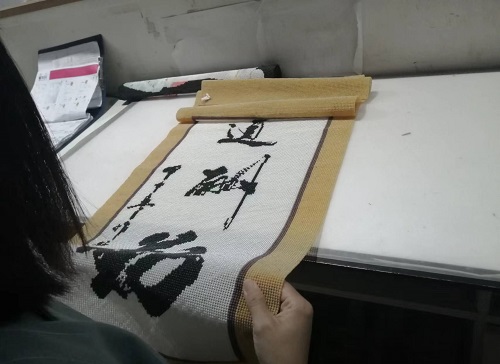 9月25日，可以帶回家做的手工活，在家做手工活掙錢，手工之家是大家居家就業(yè)創(chuàng)業(yè)的好選擇，圖為勵(lì)志珠珠繡串珠手工成品倉(cāng)庫(kù)驗(yàn)收剪影