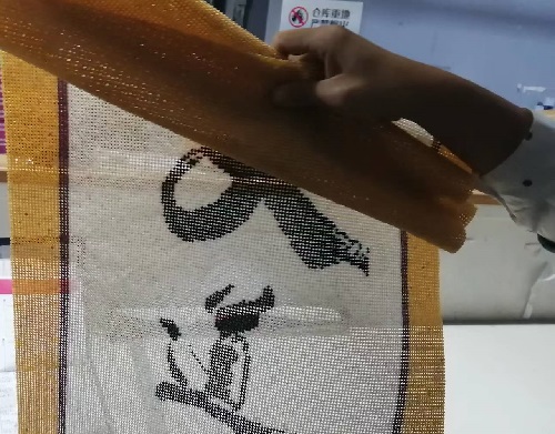 9月25日，可以帶回家做的手工活，在家做手工活掙錢，手工之家是大家居家就業(yè)創(chuàng)業(yè)的好選擇，圖為勵(lì)志珠珠繡串珠手工成品倉(cāng)庫(kù)驗(yàn)收剪影
