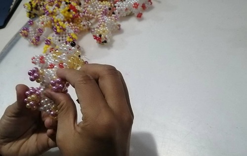 9月28日，拿回家做的手工活，正規(guī)供料的手工活，合適的手工，合作和服務都好，越來越多人在手工之家通過手工成長收獲，圖為勵志珠珠繡串珠手工成品庫驗收剪影