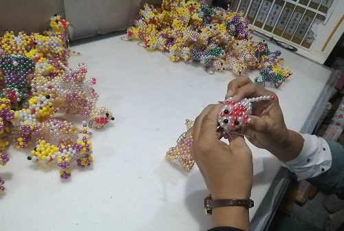 9月28日，拿回家做的手工活，正規(guī)供料的手工活，合適的手工，合作和服務都好，越來越多人在手工之家通過手工成長收獲，圖為勵志珠珠繡串珠手工成品庫驗收剪影