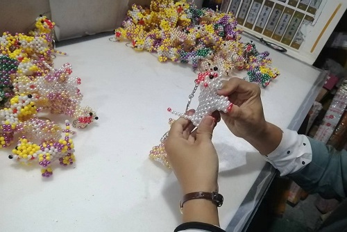 9月28日，拿回家做的手工活，正規(guī)供料的手工活，合適的手工，合作和服務都好，越來越多人在手工之家通過手工成長收獲，圖為勵志珠珠繡串珠手工成品庫驗收剪影