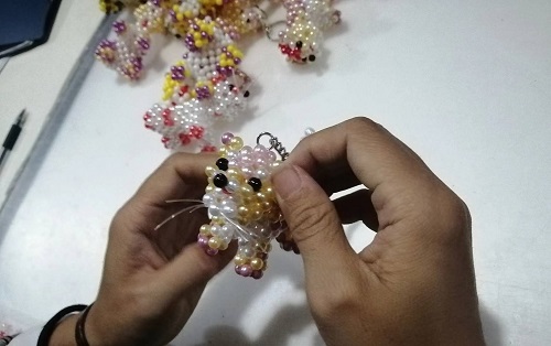 9月28日，拿回家做的手工活，正規(guī)供料的手工活，合適的手工，合作和服務都好，越來越多人在手工之家通過手工成長收獲，圖為勵志珠珠繡串珠手工成品庫驗收剪影