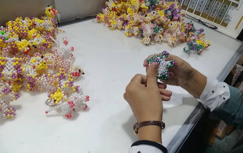 9月28日，拿回家做的手工活，正規(guī)供料的手工活，合適的手工，合作和服務都好，越來越多人在手工之家通過手工成長收獲，圖為勵志珠珠繡串珠手工成品庫驗收剪影