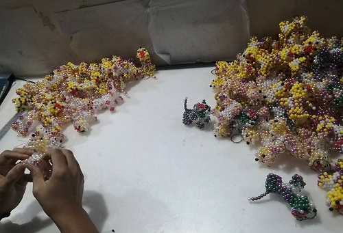9月28日，拿回家做的手工活，正規(guī)供料的手工活，合適的手工，合作和服務都好，越來越多人在手工之家通過手工成長收獲，圖為勵志珠珠繡串珠手工成品庫驗收剪影