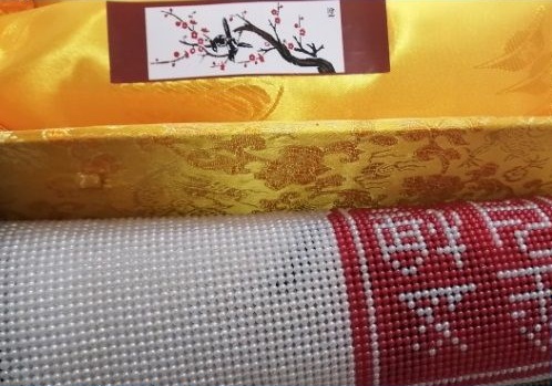 10月2日，在家做手工活掙錢，寄到家做的手工活，手工之家堅持對珠繡非遺傳統(tǒng)手工的傳承和創(chuàng)新，圖為勵志珠珠繡串珠手工產(chǎn)品及外包裝剪影
