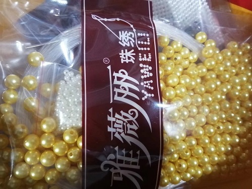 10月3日，接手工活訂單的平臺(tái)，可以帶回家做的手工活，加工沒(méi)難度，剛做手工之家的珠繡串珠手工活要注意什么？圖為勵(lì)志珠珠繡串珠小手工產(chǎn)品材料剪影