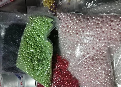10月3日，接手工活訂單的平臺(tái)，可以帶回家做的手工活，加工沒(méi)難度，剛做手工之家的珠繡串珠手工活要注意什么？圖為勵(lì)志珠珠繡串珠小手工產(chǎn)品材料剪影