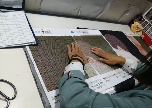 10月6日，加工活外放的正規(guī)公司，手工活外發(fā)加工正規(guī)的廠家，干凈、自由，常年有活兒，手工之家的手工活是適合在家做的手工活，圖為勵志珠珠繡成品倉庫驗收剪影