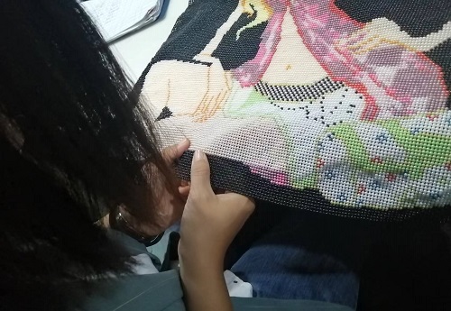 10月11日，帶回家做的手工活，農(nóng)村手工活加工，在家做手工之家的珠繡串珠手工活要認(rèn)真用心，圖為勵(lì)志珠珠繡串珠手工產(chǎn)品驗(yàn)收剪影