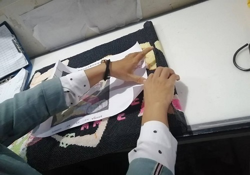 10月11日，帶回家做的手工活，農(nóng)村手工活加工，在家做手工之家的珠繡串珠手工活要認(rèn)真用心，圖為勵(lì)志珠珠繡串珠手工產(chǎn)品驗(yàn)收剪影