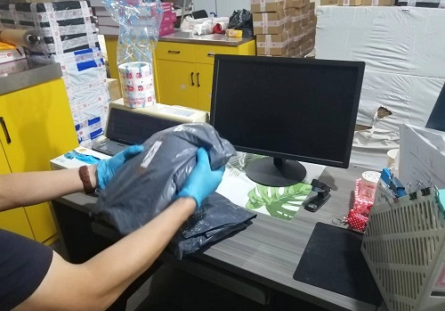 10月12日，想接正規(guī)廠家的手工活，在家做手工活，很受歡迎的手工之家敬業(yè)、重視服務(wù)，圖為勵(lì)志珠珠繡串珠手工材料倉(cāng)庫(kù)發(fā)貨剪影