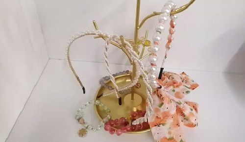 10月16日，農(nóng)村手工活加工項(xiàng)目，可靠的手工活外發(fā)，與手工之家合作，放心居家掙錢，圖為勵(lì)志珠珠繡串珠手工產(chǎn)品剪影