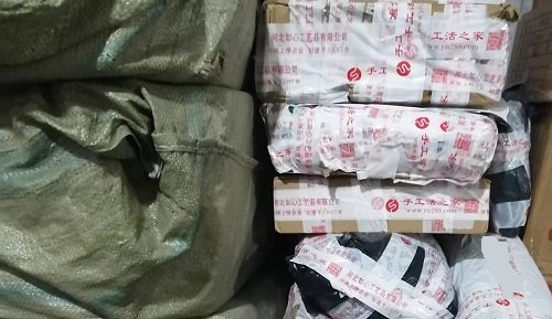 10月17日，代加工手工活，在家兼職手工活，越來越多人在手工之家做珠繡串珠手工掙錢，圖為勵(lì)志珠珠繡串珠成品倉庫剪影