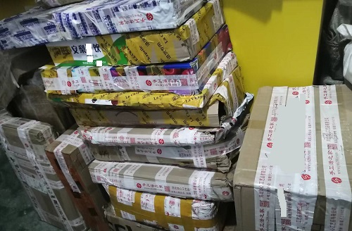 10月17日，代加工手工活，在家兼職手工活，越來越多人在手工之家做珠繡串珠手工掙錢，圖為勵(lì)志珠珠繡串珠成品倉庫剪影