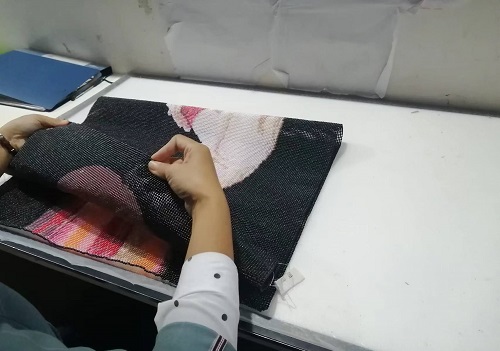 10月19日，想接正規(guī)廠家的手工活，正規(guī)外發(fā)手工活，手工之家允許加工人員自己銷售手工產(chǎn)品嗎？圖為勵(lì)志珠珠繡串珠手工產(chǎn)品驗(yàn)收剪影