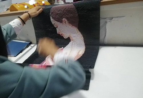 10月19日，想接正規(guī)廠家的手工活，正規(guī)外發(fā)手工活，手工之家允許加工人員自己銷售手工產(chǎn)品嗎？圖為勵(lì)志珠珠繡串珠手工產(chǎn)品驗(yàn)收剪影