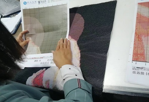 10月19日，想接正規(guī)廠家的手工活，正規(guī)外發(fā)手工活，手工之家允許加工人員自己銷售手工產(chǎn)品嗎？圖為勵(lì)志珠珠繡串珠手工產(chǎn)品驗(yàn)收剪影