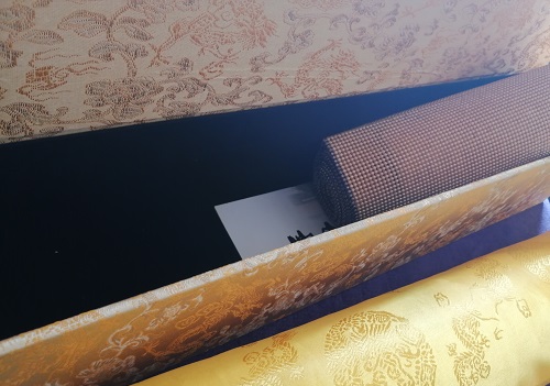 10月20日，拿回家做的手工活，長期穩(wěn)定的手工活，手工之家的個性化定制服務(wù)讓人滿意，圖為勵志珠珠繡串珠手工產(chǎn)品及外包裝剪影