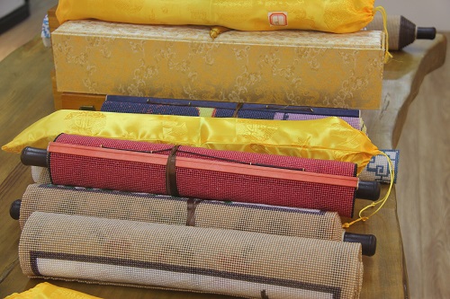 10月26日，想居家手工掙錢，串珠活居家就業(yè)創(chuàng)業(yè)，手工之家對加工人員有這樣的要求，圖為勵(lì)志珠珠繡串珠手工產(chǎn)品細(xì)節(jié)剪影
