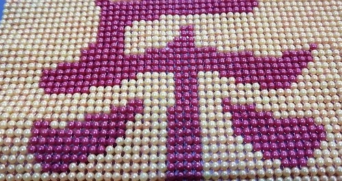 11月3日，帶回家做的手工項目，靈活就業(yè)串珠手工，手工之家的手工事業(yè)發(fā)展前景好所以受歡迎，圖為勵志珠珠繡串珠手工產(chǎn)品細(xì)節(jié)剪影