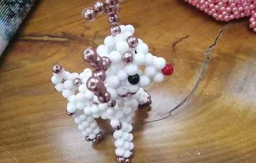 11月12日，靈活就業(yè)創(chuàng)業(yè)，與正規(guī)手工企業(yè)合作，手工之家讓大家加工和銷售都掙錢，圖為勵(lì)志珠珠繡串珠手工產(chǎn)品剪影