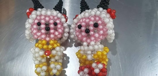 11月12日，靈活就業(yè)創(chuàng)業(yè)，與正規(guī)手工企業(yè)合作，手工之家讓大家加工和銷售都掙錢，圖為勵(lì)志珠珠繡串珠手工產(chǎn)品剪影