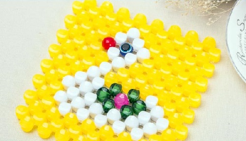 11月19日，拿回家做的手工，靈活就業(yè)創(chuàng)業(yè)手工項(xiàng)目，在手工之家個(gè)人做和開(kāi)手工工作室、以及邊加工邊銷售，哪個(gè)更合適？圖為勵(lì)志珠珠繡串珠手工產(chǎn)品剪影