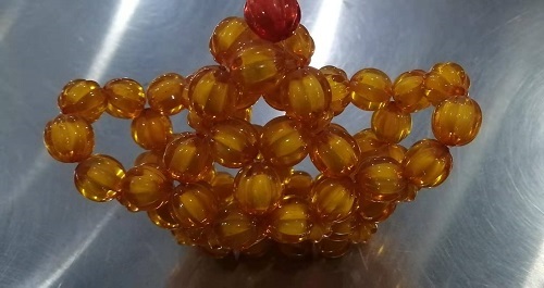 12月1日，新的一月，把純手工拿回家做，靈活就業(yè)創(chuàng)業(yè)，手工之家以誠待人、以真為本，圖為勵志珠珠繡串珠手工產(chǎn)品剪影